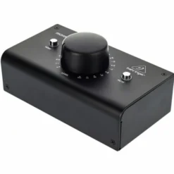 Behringer Monitor1