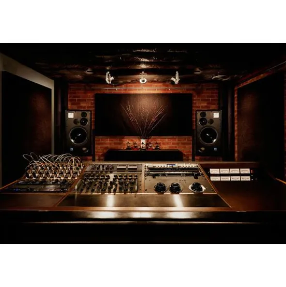 IK Multimedia Lurssen Mastering Console